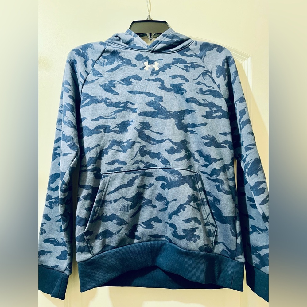NEW Boys Under Armour Blue Camo Hooded Sweatshirt Sporty Design